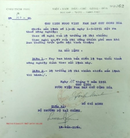 Sắc lệnh số 40-SL ngày 15/7/1951 của Chủ tịch nước Việt Nam Dân chủ Cộng hòa Hồ Chí Minh ban hành bản điều lệ tạm thời thuế nông nghiệp  Nguồn: Trung tâm lưu trữ quốc gia III, Phông Phủ Thủ tướng, mục lục 1, hồ sơ số 11, tờ 62